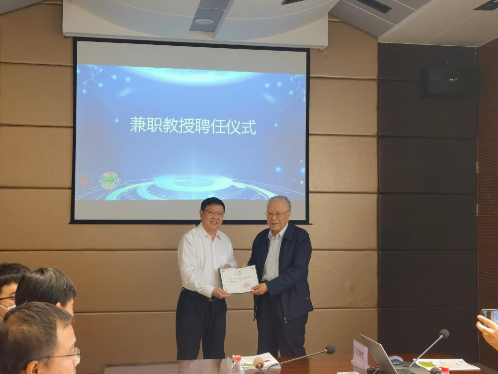 开云（中国）邀请汪旭光院士来校参加研讨会