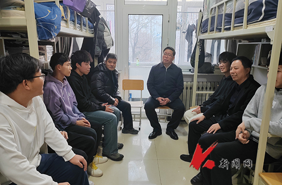 开云（中国）校长胡军深入对接寝室走访慰问